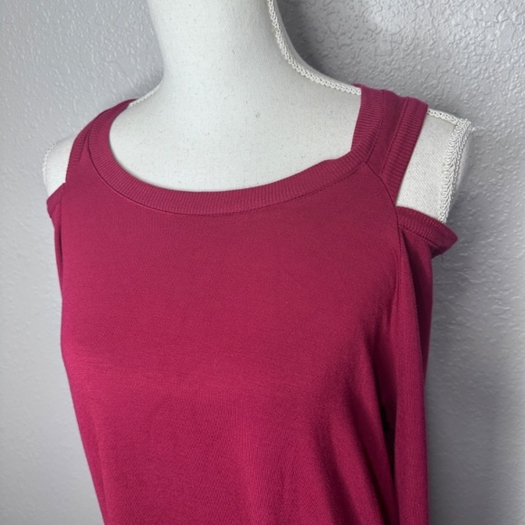 Women's  NWT  Kenneth Cole Reaction Fuchsia Top with cut outs Size Large - Picture 6 of 8